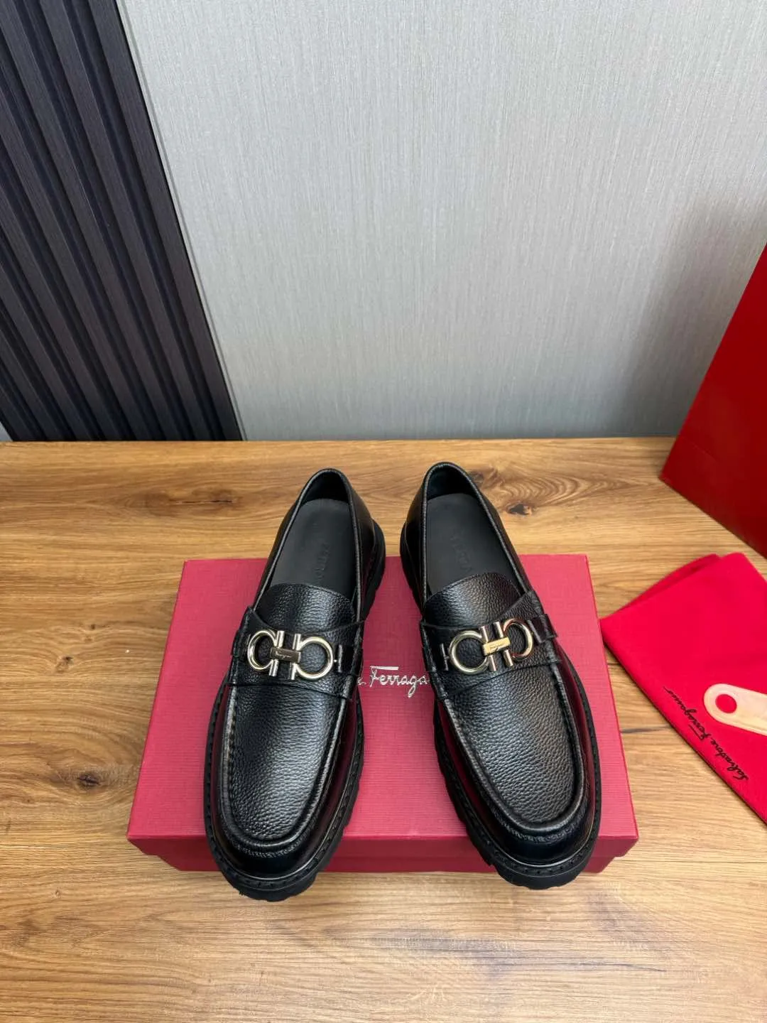 Men's shoes 💰880💰 Ferragamo. [Ferragamo] men's thick-soled loafers, the latest hot style, 1:1 original purchase quality, top quality, imported open-edge beaded cowhide leather on the upper, hand-made three-dimensional stitching highlights the round toe design, the inner foot pads are all imported cowhide, with original lightweight foam outsole, matching code 39-44, (38, 45 custom-made, non-refundable)